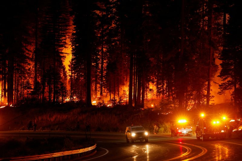 &copy; Reuters. Veículo passa por bombeiros na estrada enquanto o Park Fire arde perto de Jonesville, Califórnia, EUAn28/07/2024nREUTERS/Fred Greaves