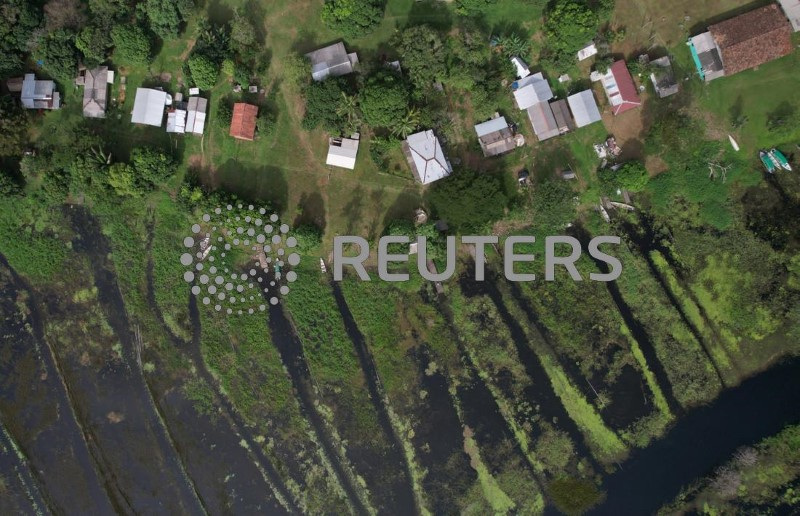 &copy; Reuters. Vista de drone mostra a aldeia Santa Izabel na terra indígena Uaçá, perto da foz do Amazonas em Oiapoque, Estado do Amapán23/03/2024nREUTERS/Adriano Machado