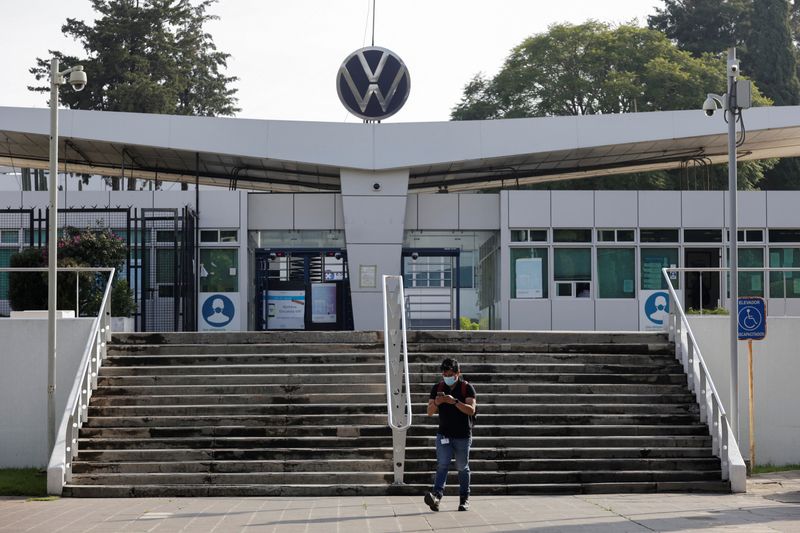 &copy; Reuters. FILE PHOTO: An employee leaves the Volkswagen's Mexico factory during a new vote to ask unionized workers if they approve of a recently negotiated deal with the management, in Puebla, Mexico August 31, 2022. REUTERS/Imelda Medina/File Photo