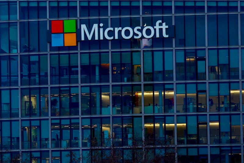 © رويترز.  صورة من الملف: منظر يظهر شعار Microsoft في مكاتب Microsoft في Issy-les-Moulineaux بالقرب من باريس، فرنسا، 9 فبراير 2024. رويترز / غونزالو فوينتيس / صورة الملف