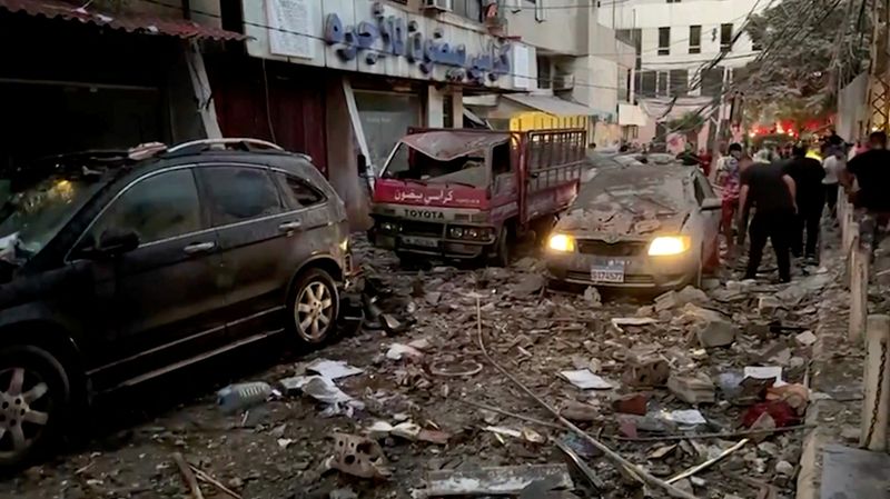 © Reuters. Damaged vehicles are seen after an Israeli strike on Beirut's southern suburbs, Lebanon July 30, 2024 in this screen grab from a video. Reuters TV via REUTERS