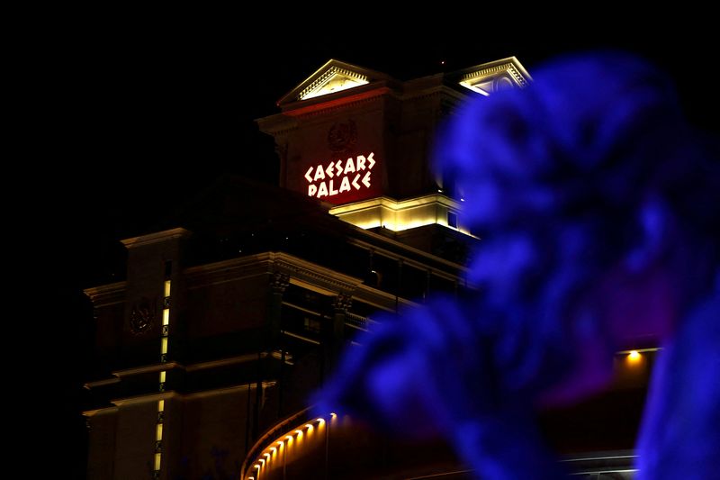 © Reuters. FOTO FILE: Caesars Palace Las Vegas Hotel and Casino terlihat di Las Vegas Strip di Las Vegas, Nevada, AS, 26 Februari 2018. Foto diambil pada 26 Februari 2018. REUTERS/Darrin Zammit Lupi/Foto File