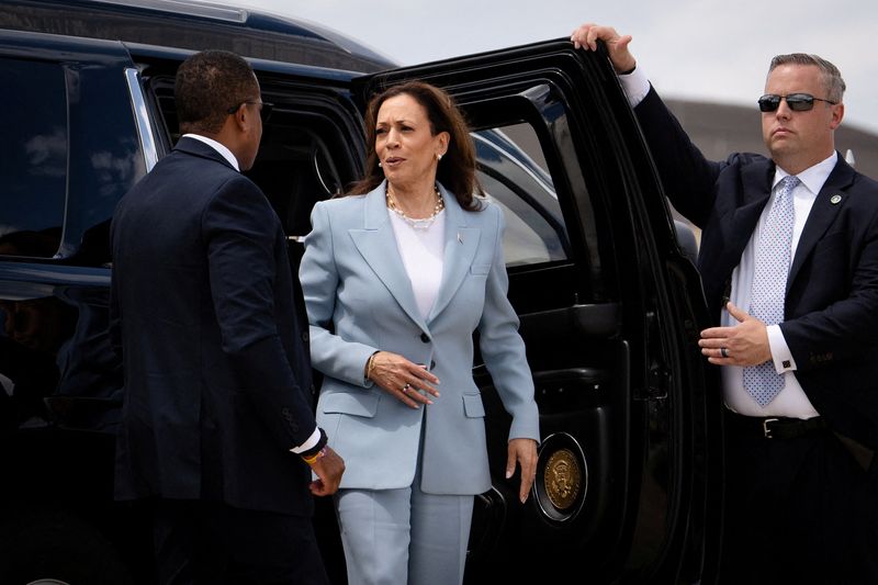 © Reuters. U.S. Vice President Kamala Harris arrives to board Air Force Two at Joint Base Andrews in Maryland, U.S., July 30, 2024. Erin Schaff/Pool via REUTERS