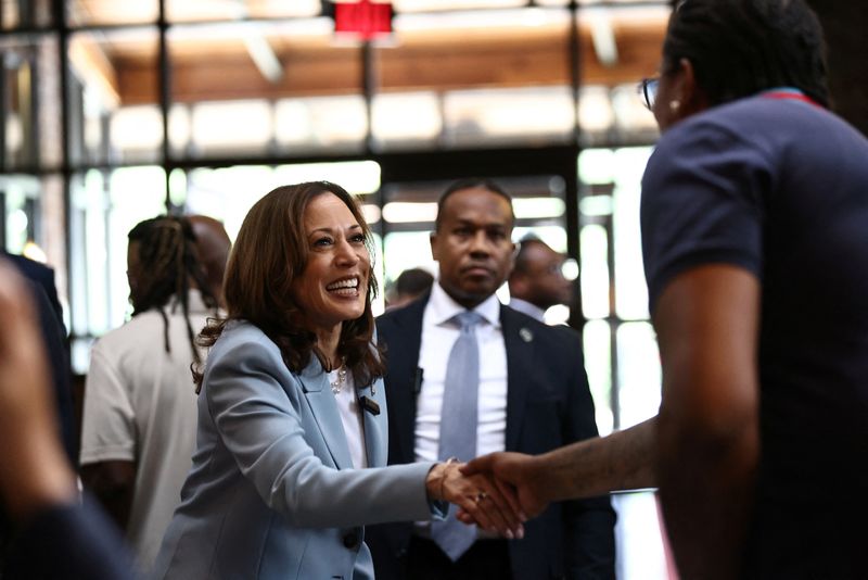 &copy; Reuters. U.S. Vice President Kamala Harris stops at Paschal's restaurant before a presidential election campaign event in Atlanta, Georgia, U.S. July 30, 2024. REUTERS/Dustin Chambers