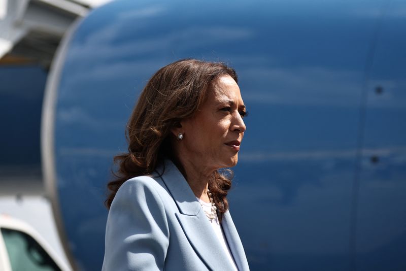 © Reuters. U.S. Vice President Kamala Harris deplanes before a presidential election campaign event in Atlanta, Georgia, U.S. July 30, 2024. REUTERS/Dustin Chambers