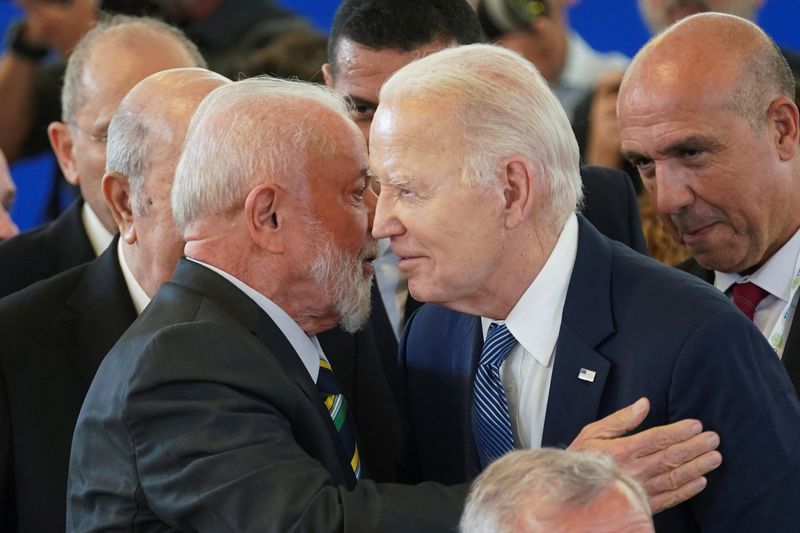 &copy; Reuters. Presidente Luiz Inácio Lula da Silva conversa com presidente dos EUA, Joe Biden, durante reunião do G7 na Itálian14/06/2024 REUTERS/Kevin Lamarque