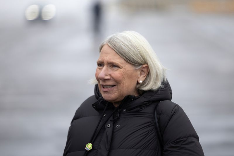 © Reuters. Senior Advisor to U.S. President Biden Anita Dunn stands outside Air Force One at Duluth International Airport in Duluth, Minnesota, U.S., January 25, 2024. REUTERS/Tom Brenner/File Photo