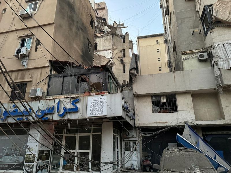 &copy; Reuters. Imagem mostra danos após o que fontes de segurança disseram ter sido um ataque nos subúrbios no sul de Beiruten30/07/2024nREUTERS/Ahmed Al-Kerdi