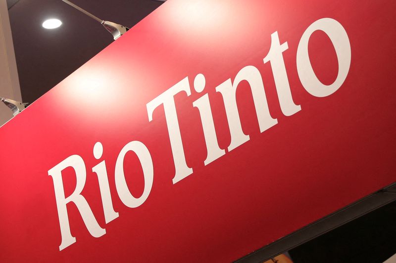 © رويترز.  صورة من الملف: يتم عرض شعار Rio Tinto فوق جناح مجموعة التعدين العالمية في المؤتمر السنوي لجمعية المنقبين والمطورين في كندا (PDAC) في تورونتو، أونتاريو، كندا في 7 مارس 2023. رويترز / كريس هيلجرين / صورة الملف