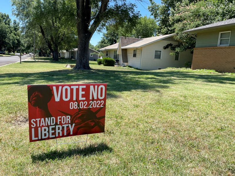 © Reuters. FILE PHOTO: Yard signs in urge residents to vote on an amendment to Kansas' constitution that would assert there is no right to abortion, in Wichita, Kansas, U.S., July 10, 2022. REUTERS/Gabriella Borter/File Photo