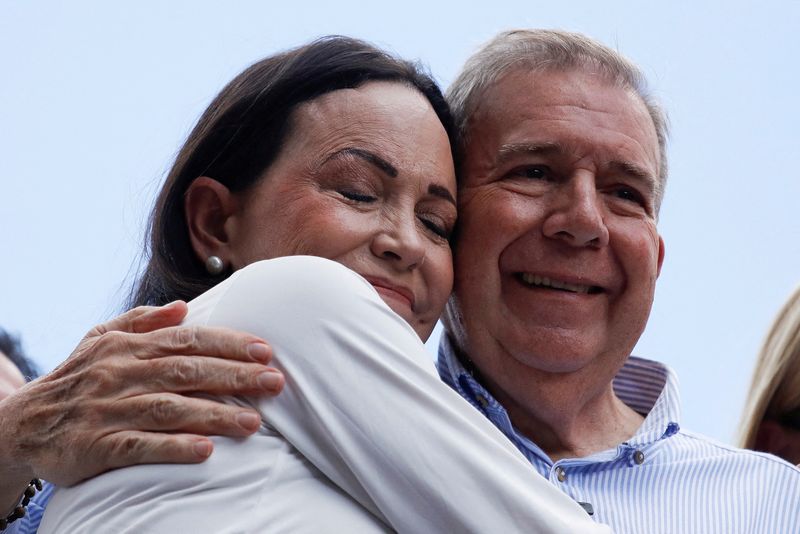 &copy; Reuters. Venezuelan opposition leader Maria Corina Machado and opposition presidential candidate Edmundo Gonzalez embrace as they address supporters after election results awarded Venezuela's President Nicolas Maduro with a third term, in Caracas, Venezuela July 3