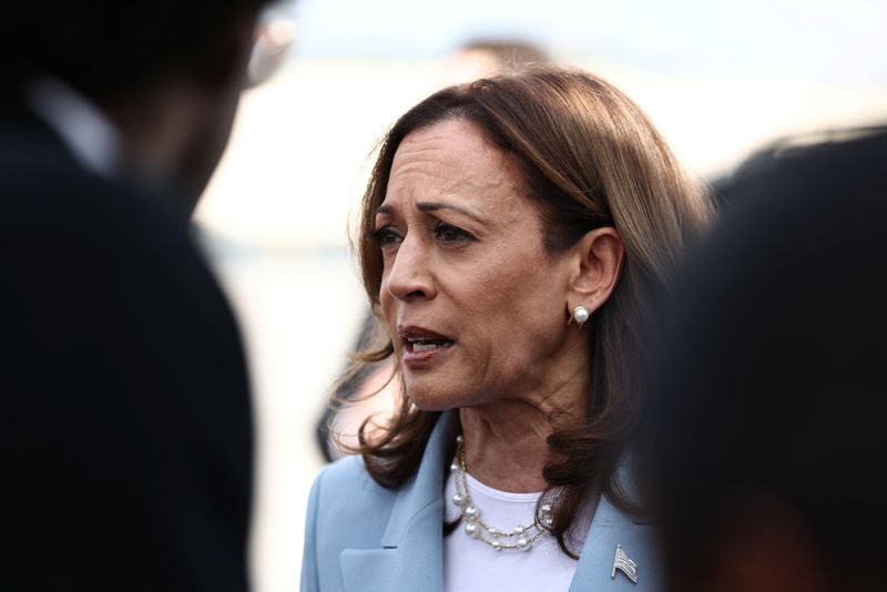 © Reuters. U.S. Vice President Kamala Harris deplanes before a presidential election campaign event in Atlanta, Georgia, U.S. July 30, 2024. REUTERS/Dustin Chambers