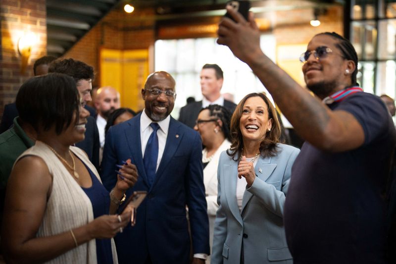 © Reuters. U.S. Vice President Kamala Harris visits Paschal's, a historic Black-owned restaurant in Atlanta, Georgia, U.S., July 30, 2024. Erin Schaff/Pool via REUTERS