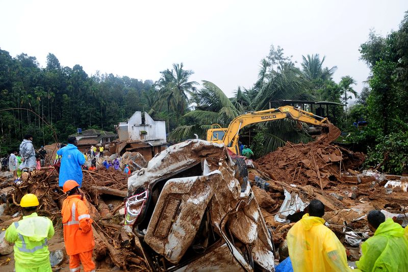 © Reuters. Rescuers search for survivors at a landslide site after multiple landslides in the hills in Wayanad, in the southern state of Kerala, India, July 30, 2024. REUTERS/CK Thanseer