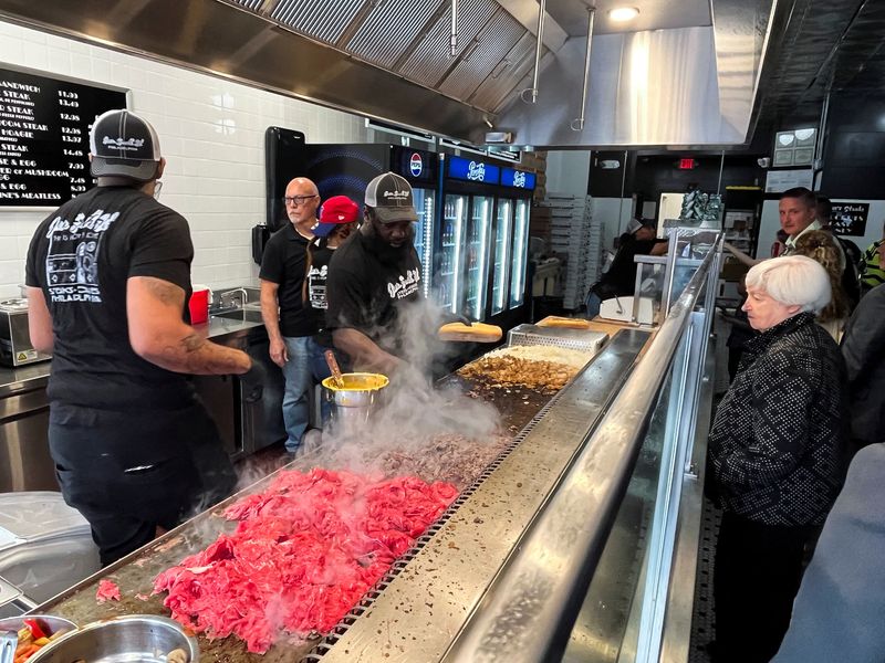 © Reuters. U.S. Treasury Secretary Janet Yellen orders a 'Wiz Wit' cheesesteak sandwich at Jim's South St. sandwich shop after an event with Pennsylvania's Governor Josh Shapiro, in Philadelphia, U.S., July 30, 2024. REUTERS/David Lawder