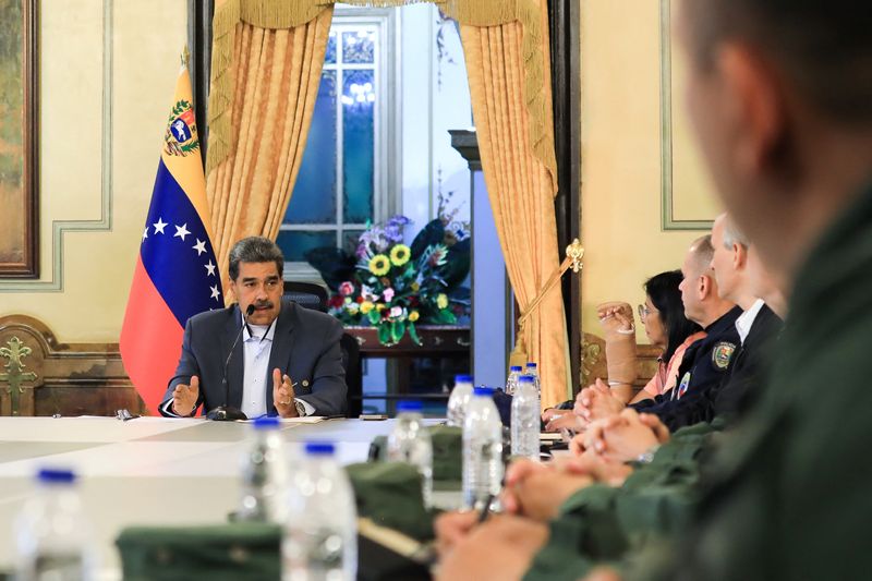 &copy; Reuters. Presidente venezuelano, Nicolás Maduro, reúne-se com o Conselho de Estado e o Conselho de Defesa, em Caracasn30/07/2024nPalácio de Miraflores/via REUTERS