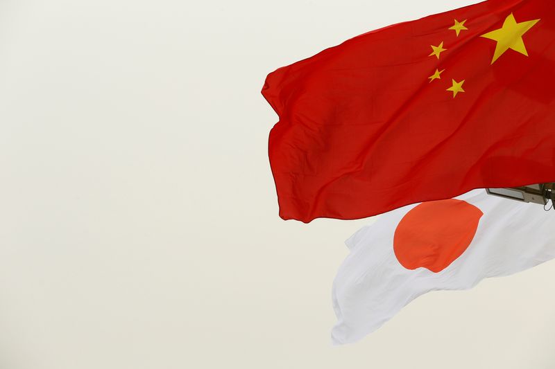 © Reuters. FILE PHOTO: Chinese and Japanese flags flutter in front of the Tiananmen Gate in Beijing, China October 25, 2018.  REUTERS/Thomas Peter/File Photo