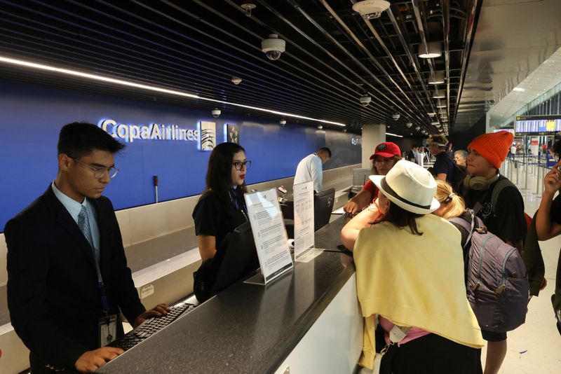 © Reuters. Passengers check in at the Copa Airlines counter following Venezuela's decision to temporarily suspend all commercial flights between Panama and Venezuela, at Tocumen International Airport, in Panama City, Panama July 30, 2024. REUTERS/Aris Martinez