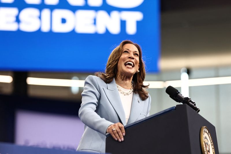 © Reuters. Democratic presidential candidate and U.S. Vice President Kamala Harris speaks at a presidential election campaign event in Atlanta, Georgia, U.S. July 30, 2024. REUTERS/Dustin Chambers