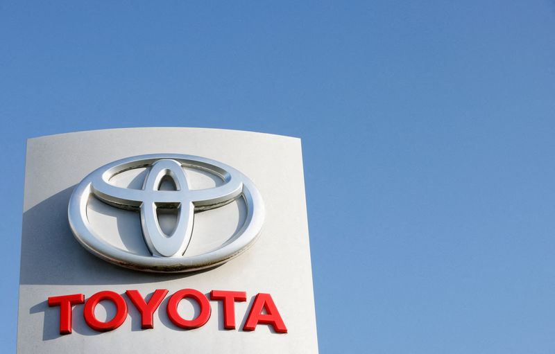 © Reuters. FILE PHOTO: A Toyota Logo is seen at a Toyota dealership in Zaventem, Belgium, November 25, 2022. REUTERS/Johanna Geron/File Photo