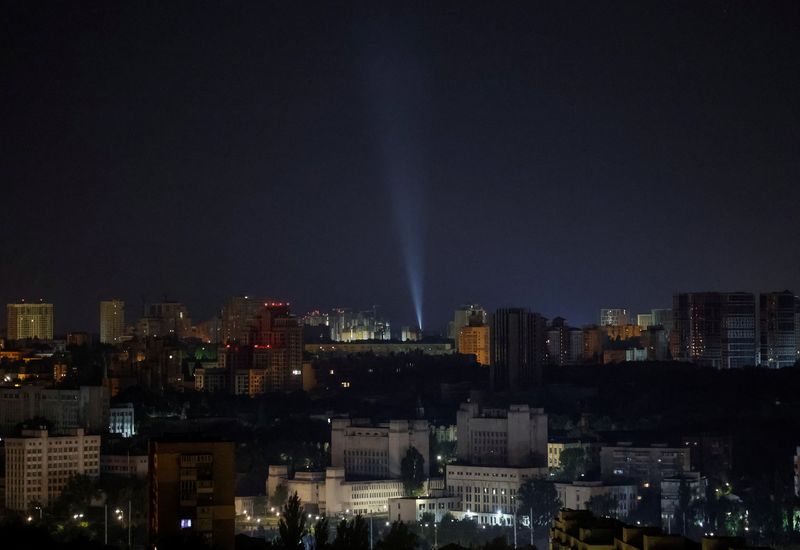 © Reuters. Ukrainian service personnel use a searchlight as they search for drones in the sky over the city during a Russian drone strike, amid Russia's attack on Ukraine, in Kyiv, Ukraine July 31, 2024. REUTERS/Gleb Garanich