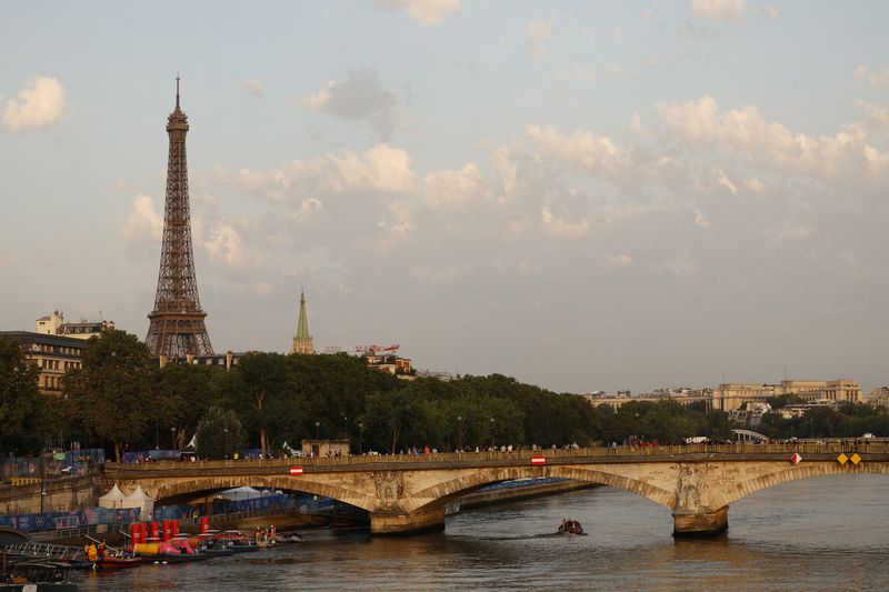 &copy; Reuters. Olimpiadi di Parigi 2024 - Triathlon - Individuale maschile - Ponte Alessandro III, Parigi, Francia - 30 luglio 2024. Veduta generale della Torre Eiffel mentre il Triathlon individuale maschile viene rinviato perché i livelli di inquinamento della Senna 