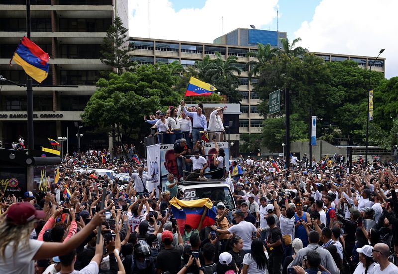 © Reuters. FILE PHOTO: Opposition leader Maria Corina Machado and opposition candidate Edmundo Gonzalez wave as they address supporters after election results awarded Venezuela's President Nicolas Maduro with a third term, in Caracas, Venezuela July 30, 2024. REUTERS/Gaby Oraa/File Photo