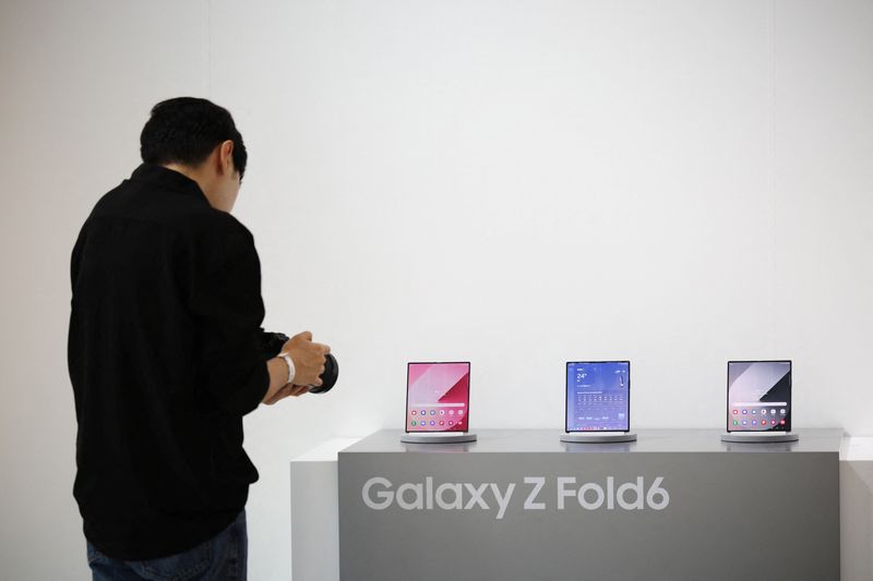 &copy; Reuters. Un partecipante filma il nuovo Galaxy Z Fold 6 di Samsung Electronics durante la cerimonia di presentazione a Seul, Corea del Sud, l'8 luglio 2024.  REUTERS/Kim Hong-Ji