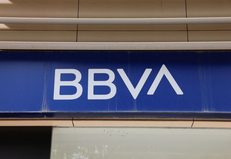 &copy; Reuters. Il logo di BBVA è visibile sulla facciata di una filiale della banca BBVA a Malaga, Spagna, 24 aprile 2024. REUTERS/Jon Nazca
