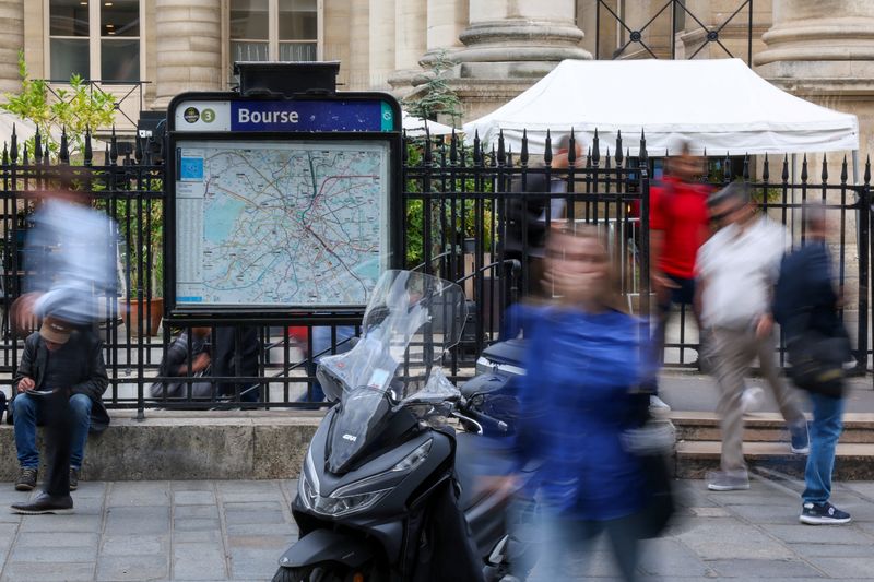 © Reuters. FILE PHOTO: Commuters arrive at the Bourse Metro station, the site of the former Paris Stock Exchange, in Paris, France, July 9, 2024.  REUTERS/Kevin Coombs/File Photo