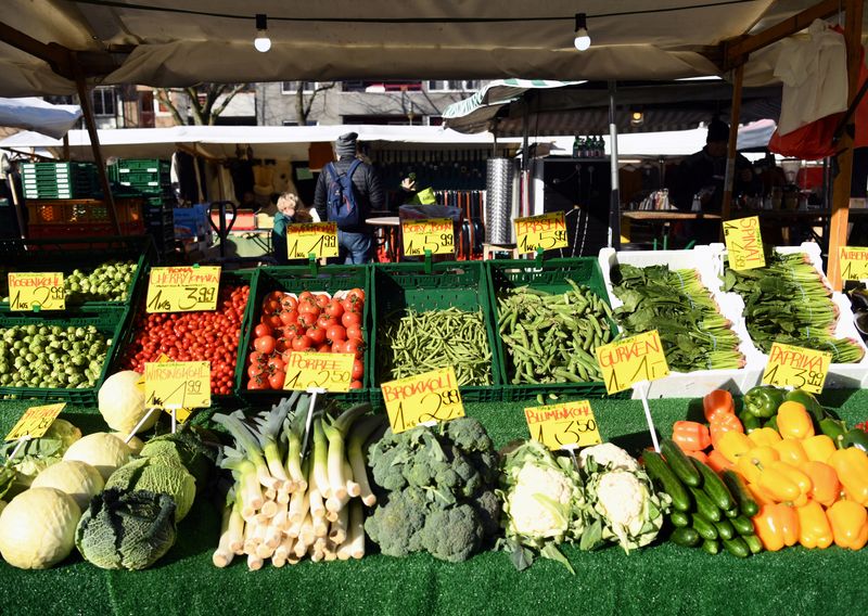 © Reuters. A general view of a fruit and vegetable stand on a weekly market in Berlin, Germany, March 14, 2020.  REUTERS/Annegret Hilse/File Photo