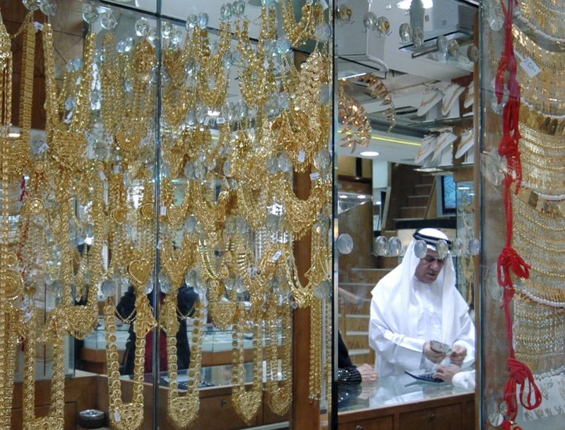 &copy; Reuters. FILE PHOTO: A man pays for his purchase in a shop at the Gold Souq in Dubai January 16, 2008. REUTERS/Jumana El Heloueh/File Photo