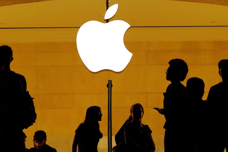 &copy; Reuters. FILE PHOTO: Customers walk past an Apple logo inside of an Apple store at Grand Central Station in New York, U.S., August 1, 2018. REUTERS/Lucas Jackson/File Photo