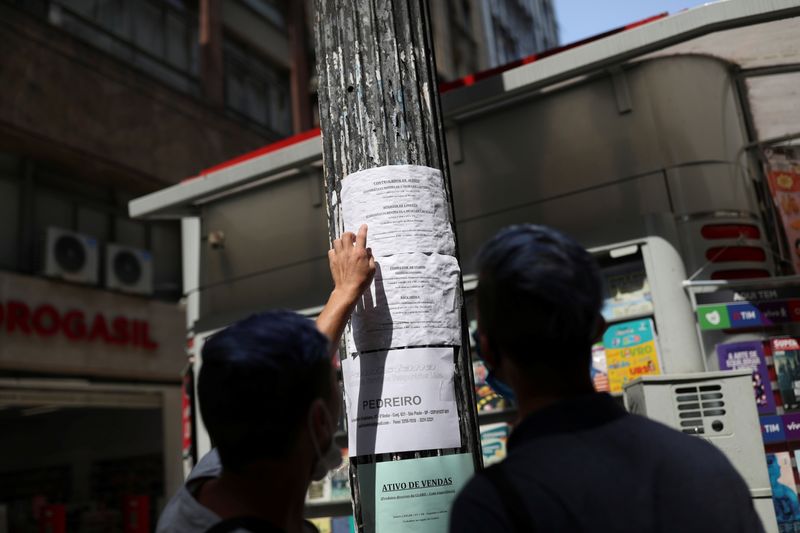 © Reuters. FILE PHOTO: People look at job listings posted on a light pole in downtown Sao Paulo, Brazil, September 30, 2020. REUTERS/Amanda Perobelli/File Photo