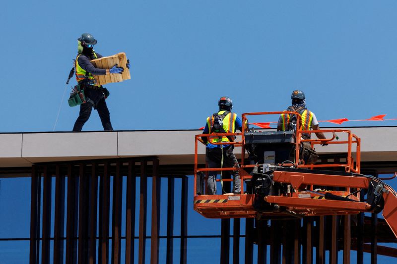 © Reuters. FILE PHOTO: Construction workers keep covered up from the sun as they deal with hot weather while building a large office complex in the biotech sector of San Diego, California, U.S., July 2, 2024.  REUTERS/Mike Blake/File Photo