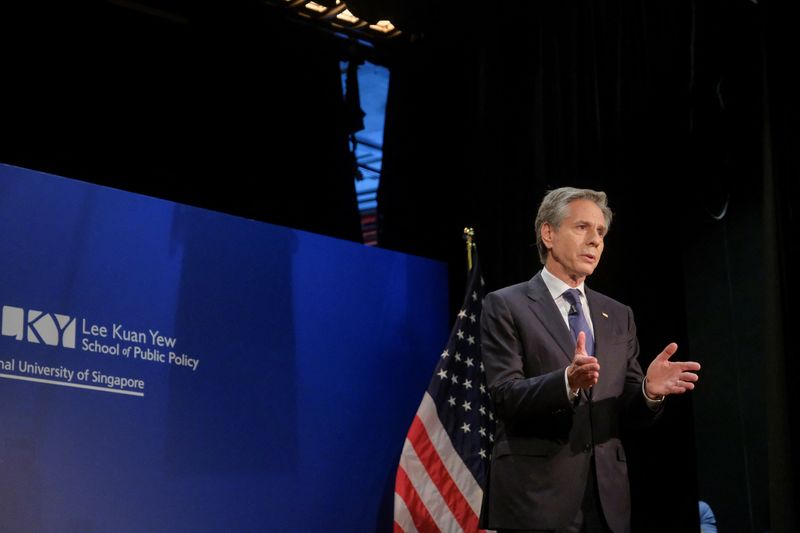 © Reuters. U.S. Secretary of State Antony Blinken speaks on Advancing Security and Prosperity in the Indo-Pacific Region with Singapore's Ambassador-at-large Chan Heng Chee, at the Asian Civilisations Museum, Singapore, July 31, 2024. REUTERS/Mindy Tan