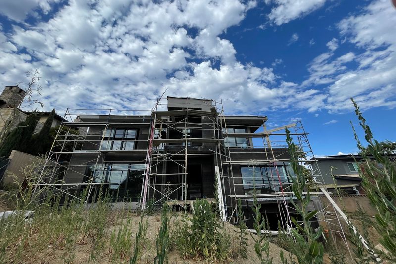 © Reuters. FILE PHOTO: A house under construction is seen in Los Angeles, California, U.S., June 22, 2022. REUTERS/Lucy Nicholson/File Photo