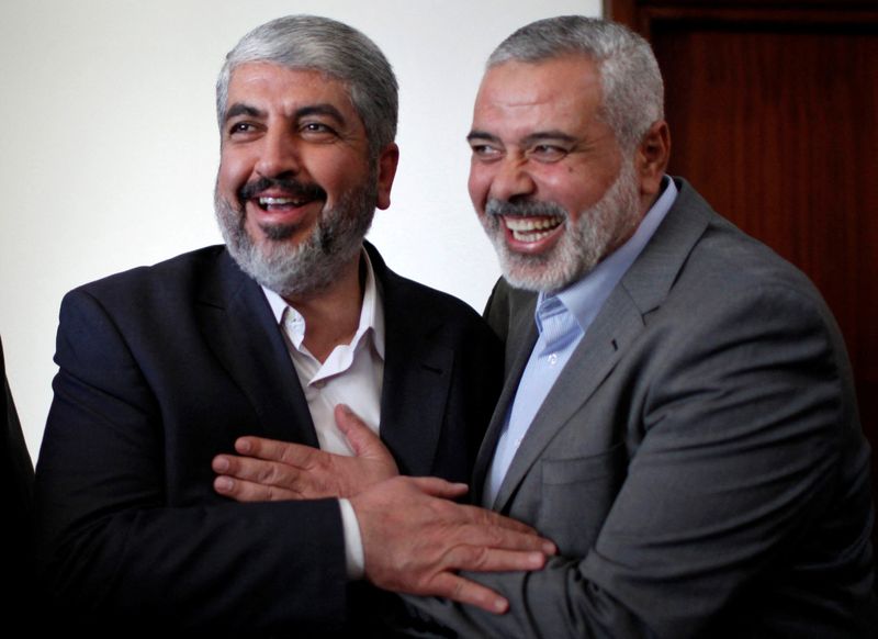 © Reuters. FILE PHOTO: Hamas chief Khaled Meshaal hugs senior Hamas leader Ismail Haniyeh before leaving Gaza Strip December 10, 2012. REUTERS/Ahmed Jadallah/File Photo