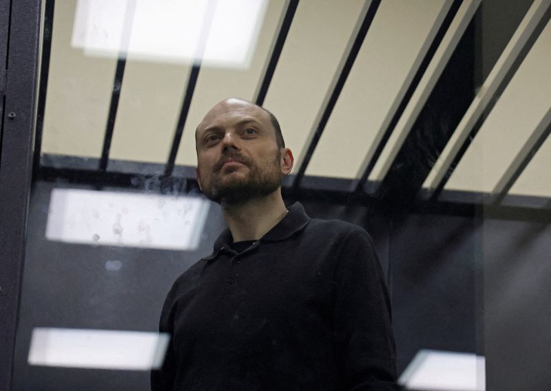 © Reuters. FILE PHOTO: Jailed Russian opposition figure Vladimir Kara-Murza stands behind a glass wall of an enclosure for defendants during a court hearing to consider an appeal against his prison sentence, in Moscow, Russia July 31, 2023. REUTERS/Maxim Shemetov/File Photo