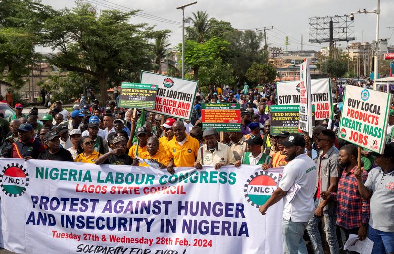 © Reuters. FILE PHOTO: Nigeria Labor Congress (NLC) protest against the high cost of living and massive suffering following a hike in petrol and devaluation of the Naira in Lagos, Nigeria February 27, 2024. REUTERS/Marvellous Durowaiye/File Photo