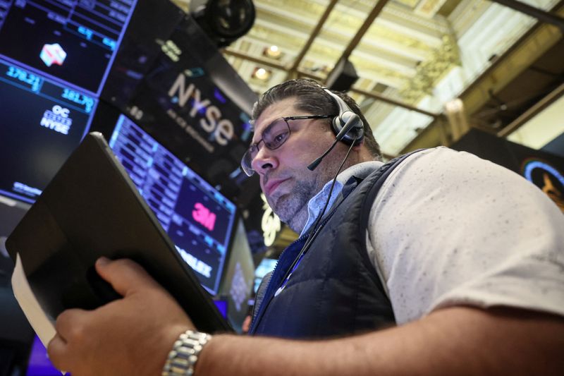 © Reuters. FILE PHOTO: Traders work on the floor at the New York Stock Exchange (NYSE) in New York City, U.S., June 14, 2024.  REUTERS/Brendan McDermid/File Photo