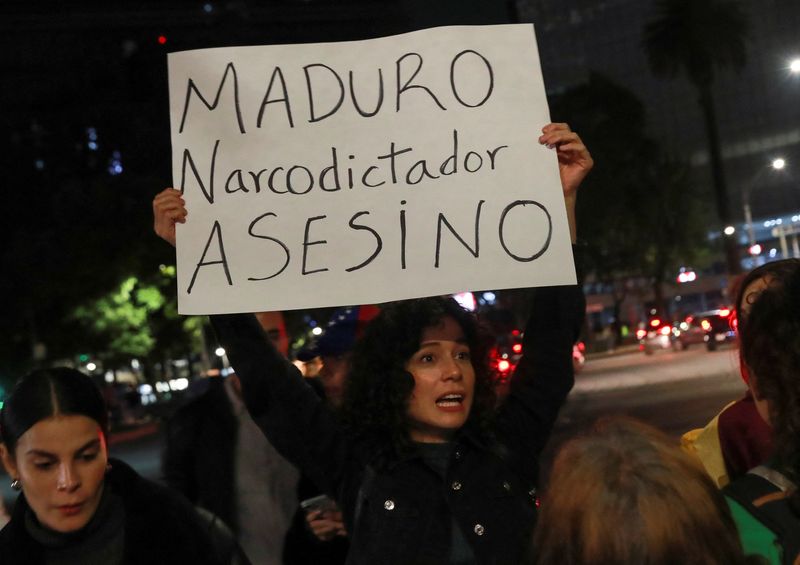 © Reuters. A Venezuelan living in Mexico holds a poster as she takes part in a protest against the election results that awarded Venezuelan President Nicolas Maduro a third term, at the Angel of Independence monument in Mexico City, Mexico, July 30, 2024. The sign reads 