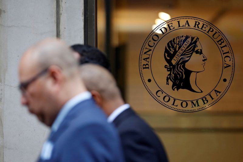 © Reuters. FILE PHOTO: The Colombia's central bank logo is seen in Bogota, Colombia October 1, 2018. REUTERS/Luisa Gonzalez/File Photo