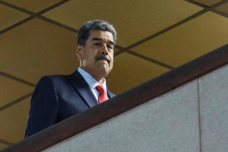 &copy; Reuters. O presidente da Venezuela, Nicolás Maduro, observa o Tribunal Supremo de Justiça, em Caracas, Venezuelan31/07/2024nREUTERS/Leonardo Fernández Viloria