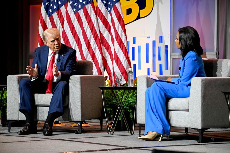 © Reuters. Republican presidential nominee and former U.S. President Donald Trump speaks on a panel of the National Association of Black Journalists (NABJ) convention in Chicago, Illinois, U.S. July 31, 2024.  REUTERS/Vincent Alban