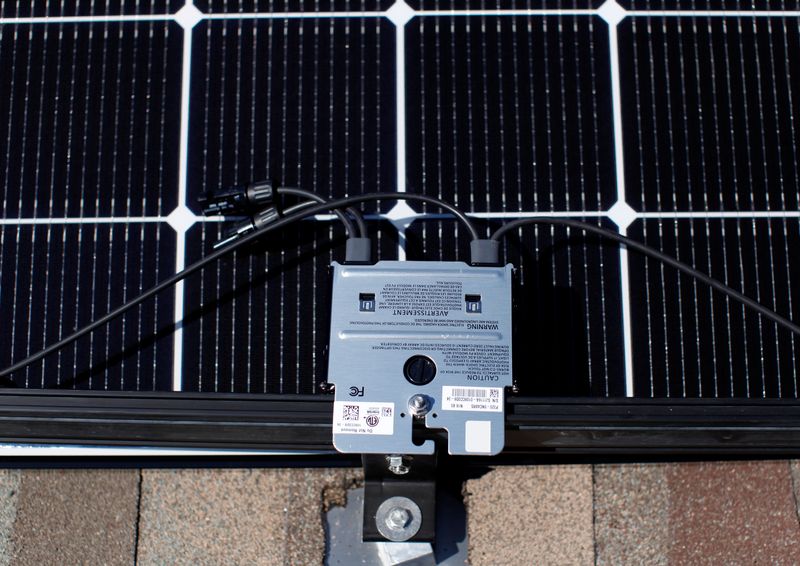 © Reuters. FILE PHOTO: A solar panel is shown during installation on a residential roof in Scripps Ranch, San Diego, California, U.S. October 14, 2016. Picture taken October 14, 2016. REUTERS/Mike Blake/File Photo