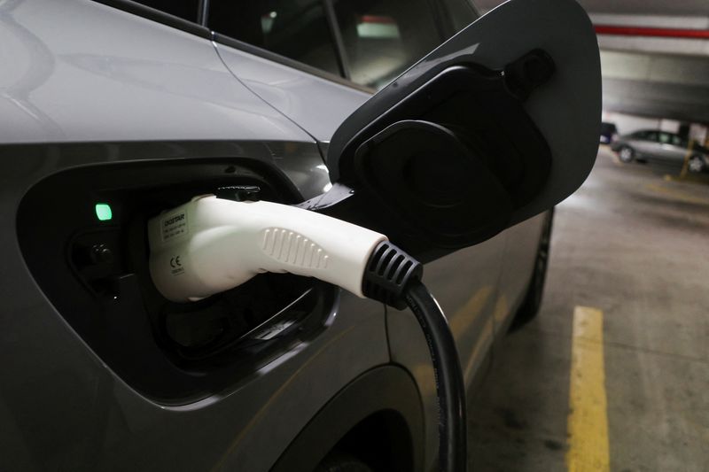 © Reuters. FILE PHOTO: A charging handle recharges an electric vehicle parked at a charging station in Baltimore, Maryland, U.S., March 23, 2023. REUTERS/Bing Guan/File Photo