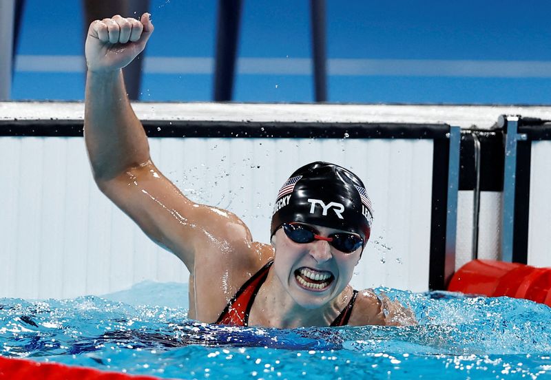 &copy; Reuters. Katie Ledecky, dos EUA, comemora vitória nos 1500m livre nos Jogos de Parisn31/07/2024nREUTERS/Clodagh Kilcoyne
