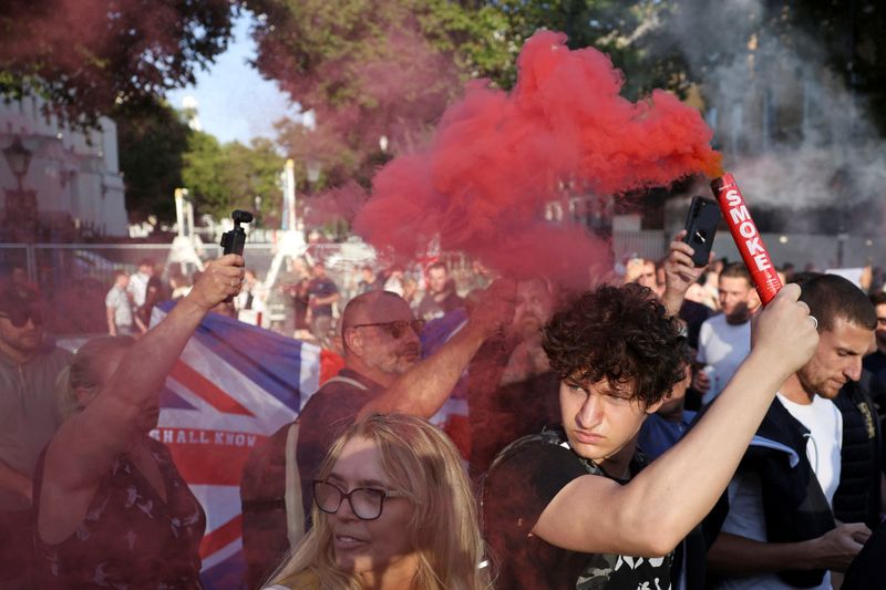&copy; Reuters. Pessoas protestam em Londres contra a imigração ilegaln31/07/2024nREUTERS/Hollie Adams