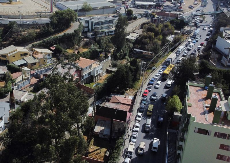 © Reuters. A drone view shows vehicles waiting in line to refuel with diesel and gasoline, in La Paz, Bolivia July 31, 2024. REUTERS/Claudia Morales